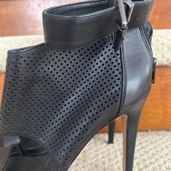 Aldo Black Perforated Heels - Picture 3 of 13